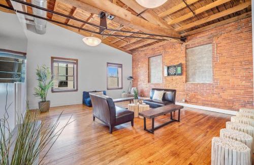 Norris Square House | 4K sqft LOFT Gym, TV Wall, Pool, Table Ping Pong