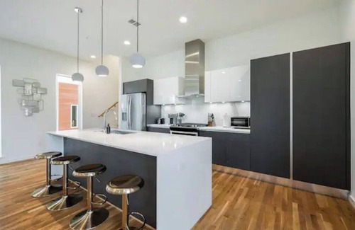 Cedars House | 4story Townhome w/Dallas Skyline Rooftop & garage!