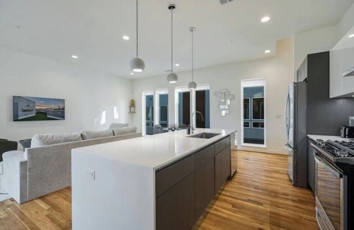Cedars House | 4story Townhome w/Dallas Skyline Rooftop & garage!