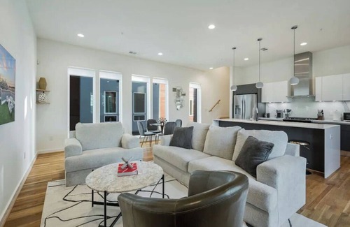 Cedars House | 4story Townhome w/Dallas Skyline Rooftop & garage!