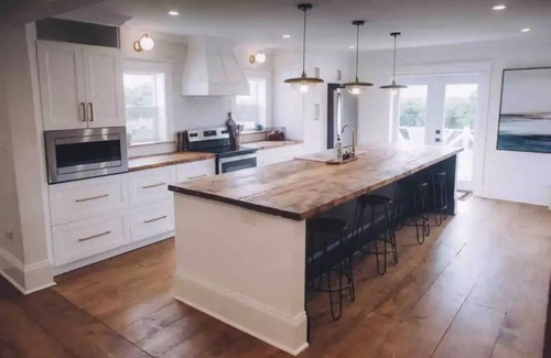 French River House | 5 bdrm Farmhouse. Close to the beach.