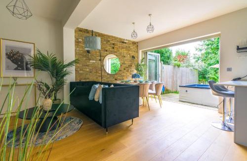 Syon House | 5 Bed 2 Bath House By LiveStay Short Lets & Serviced Accommodation Isleworth with Private Garden & Jacuzzi