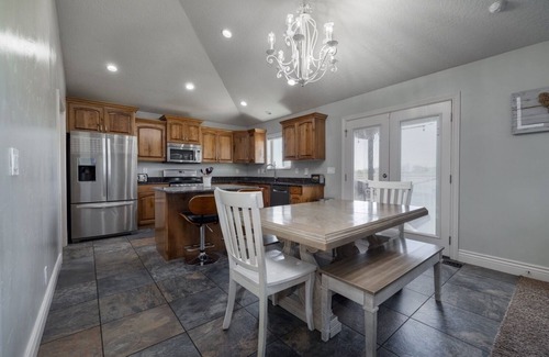 Naples House | 5-bed by Dinosaur National Monument & Green River w/Hot Tub, Pool & Fire Pit.