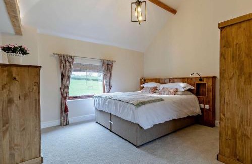 Cauldon Low House | 5 Bed in Grindon 79543