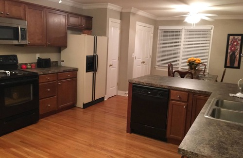 Middletown House | 5 bedroom/2bath, garage, yard, parking east end close to everything