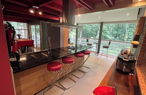 Northlake House | 5-Bedroom 6000SF wood and glass retreat in Atlanta, surrounded by greenery.