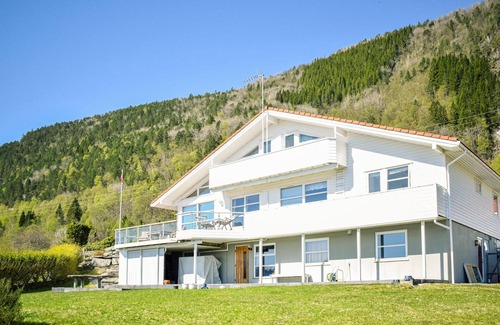 Brekke House | 5 bedroom beach front home in Lavik