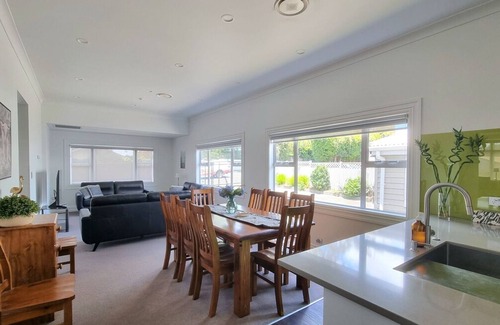 Greenlane - Ellerslie House | 5-Bedroom Central Auckland Retreat
