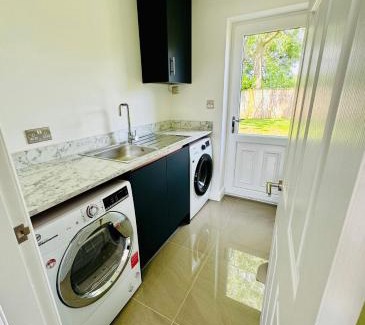 Grimsby Villa | 5-Bedroom Cottage, New Waltham, Grimsby