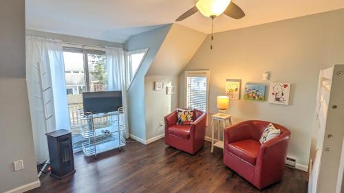 Huron House | 5 Bedroom Family Gathering Home with Indoor Hot Tub