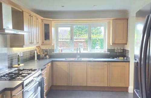 Rhyl House | 5-Bedroom Family Holiday Home | Sleeps 7 | Garden Parking Pet Friendly | North Wales