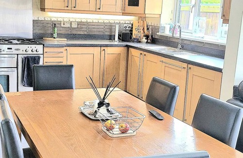 Rhyl House | 5-Bedroom Family Holiday Home | Sleeps 7 | Garden Parking Pet Friendly | North Wales