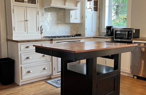 Eastman House | 5-bedroom farmhouse on 10acres