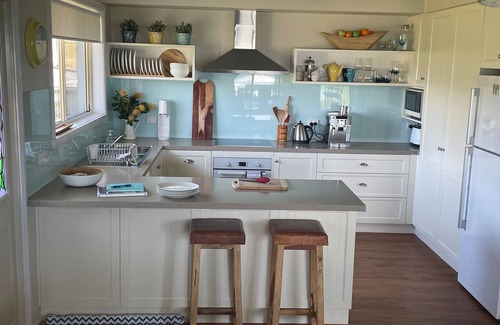 Bridport House | 5 bedroom fully furnished house great water views very close to beach and town
