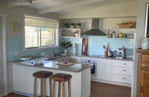 Bridport House | 5 bedroom fully furnished house great water views very close to beach and town