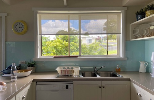 Bridport House | 5 bedroom fully furnished house great water views very close to beach and town