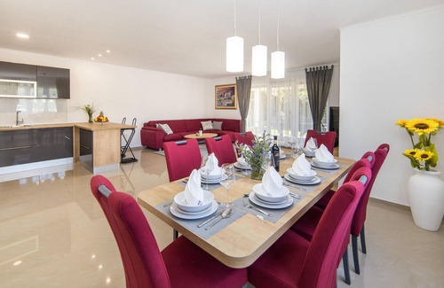 Zmijavci House | 5 bedroom gorgeous home in Zmijavci