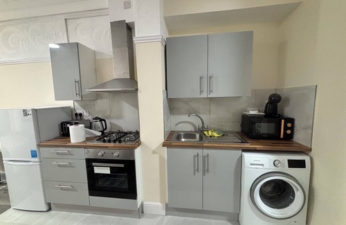 Luton House | 5 Bedroom Holiday Home Luton