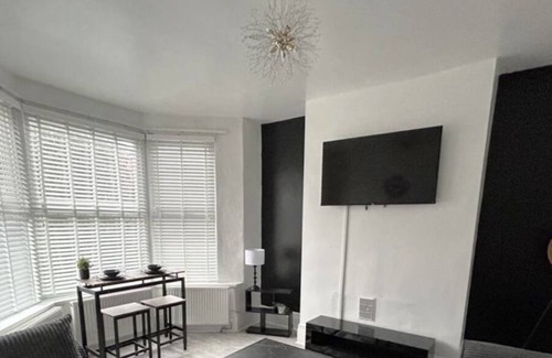 Sheffield House | 5 Bedroom House- 20% off monthly stays