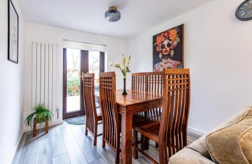 Giltbrook House | 5-Bedroom House in Central Nottingham - Sleeps 9
