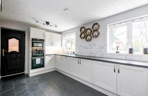 Giltbrook House | 5-Bedroom House in Central Nottingham - Sleeps 9