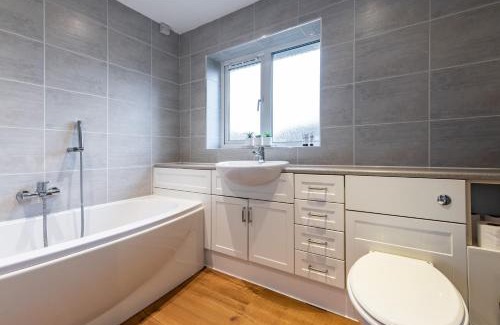 Giltbrook House | 5-Bedroom House in Central Nottingham - Sleeps 9