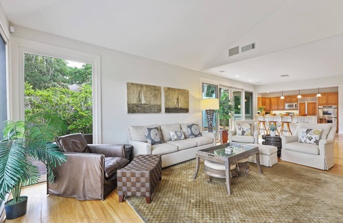 Beach Lagoon House | 5 bedroom luxurious retreat overlooking the lagoon