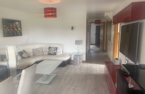 Tillicoultry Apartment | 5 bedroom luxury lodge with private hot tub, unobstructed views, large gardens, barbecue area and fr