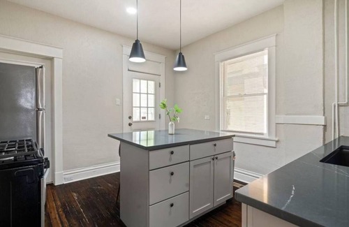Kansas City House | 5 Bedroom! -Middle of KC