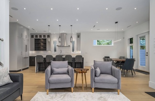 Port Coquitlam House | 5 bedroom private modern home - 3.5 bath - Sleeps 10
