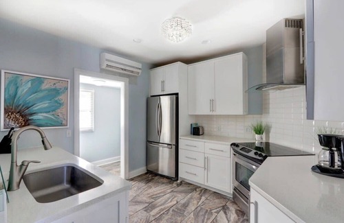 Metropolitan House | 5 Bedroom Starland Duplex - Great for 2 Families