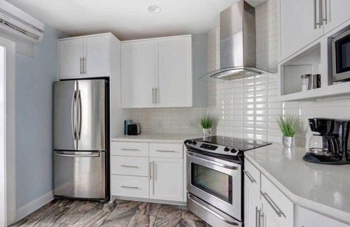 Metropolitan House | 5 Bedroom Starland Duplex - Great for 2 Families