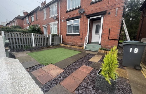 Stoke-on-Trent House | 5 bedroom- Stunning Townhouse in City Centre near Alton Towers & Peak District