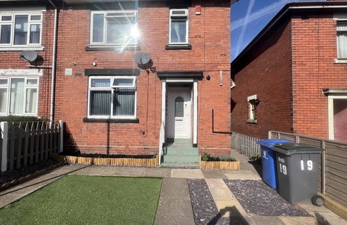 Stoke-on-Trent House | 5 bedroom- Stunning Townhouse in City Centre near Alton Towers & Peak District