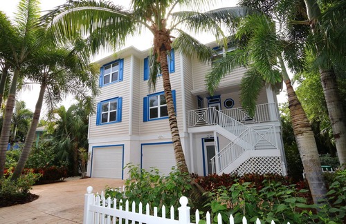 Captiva House | 5-bedroom vacation home in the Village with just a short walk to Captiva Beach!