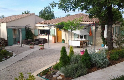 Jouques House | 5 bedroom villa in hill - Handi-pool access - near Aix en Provence