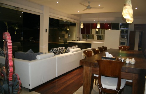 Bukti Villa | 5 bedroom villa Pantai directly on the sea