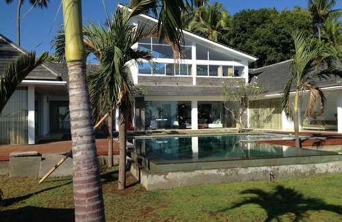 Bukti Villa | 5 bedroom villa Pantai directly on the sea