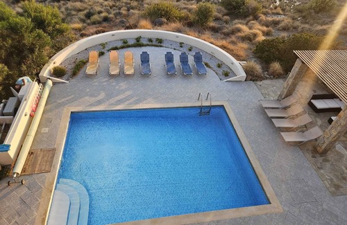Makry Gialos Villa | 5-bedroom villa with heated pool, sea and mountain views, 5 minutes from the center of town