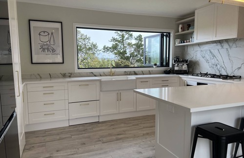 Matakana House | 5 bedrooms, metres from the village, with a pool