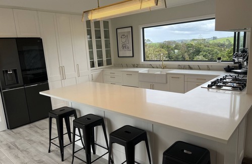 Matakana House | 5 bedrooms, metres from the village, with a pool