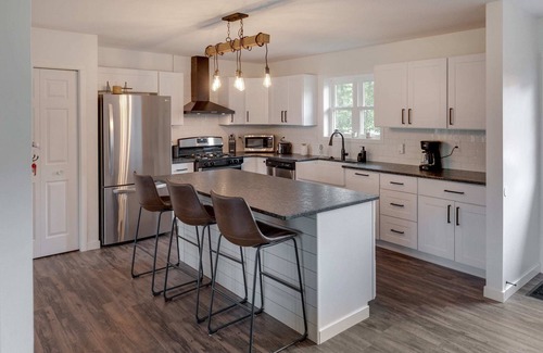 Baxter House | 5 Bedrooms, Movie Theater, Game Room, Water Toys, Beach, With Great Location!
