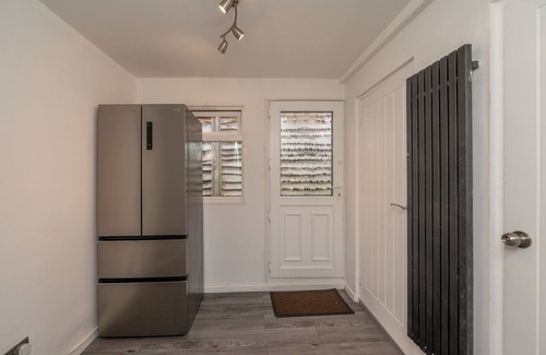Shirley House | 5 beds (3 bedrooms) house, Solihull City Centre, NEC, Train Station, Airport