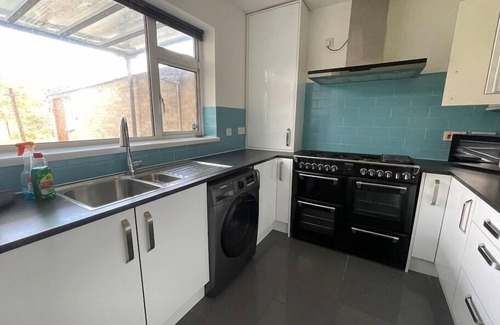 Peterborough House | 5 Beds | Full House | Parking