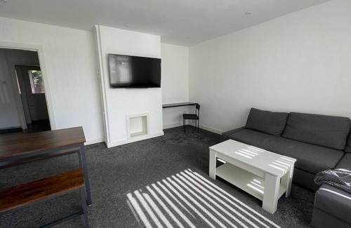 Peterborough House | 5 Beds | Full House | Parking