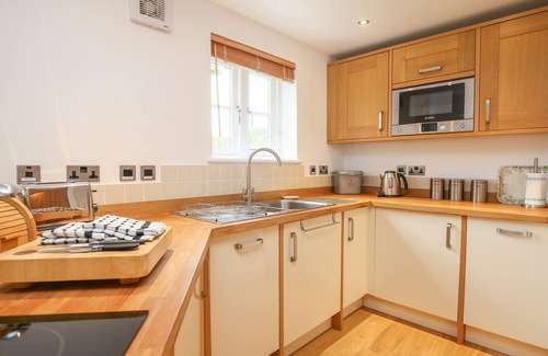 Burford Cottage | 5 BURFORD MEWS, family friendly, with a garden in Burford