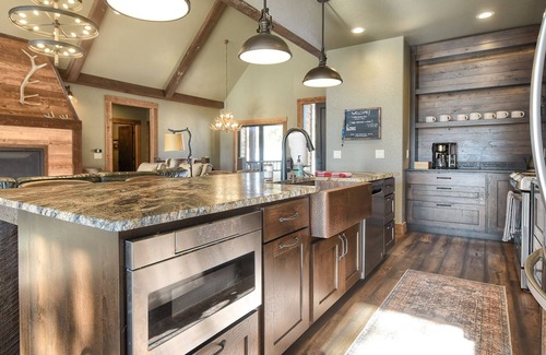 Lead Cabin | 5 En Suites for all Bedrooms! , 3720 Sq. Ft., Hot Tub, Fully Custom! Clubouse