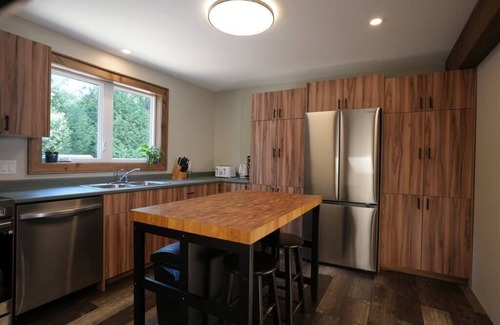 Algonquin Highlands Apartment | #5 Lodge Room (1 Queen Bed)