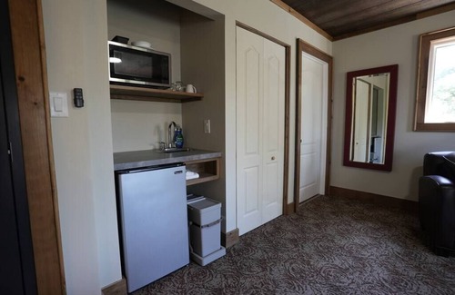 Algonquin Highlands Apartment | #5 Lodge Room (1 Queen Bed)
