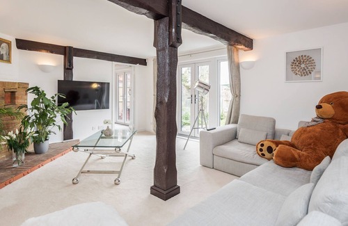 Bracknell Cottage | 5* Luxury Detached Modern Cottage Hot Tub Garden
